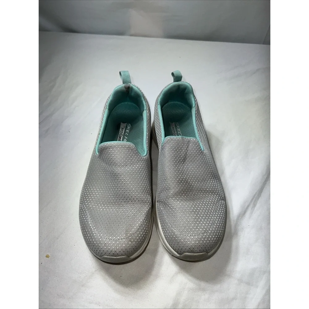 Skechers Womens Athletic Shoes Slip On Comfort Sneaker Size 6.5Arch Comfort Gray